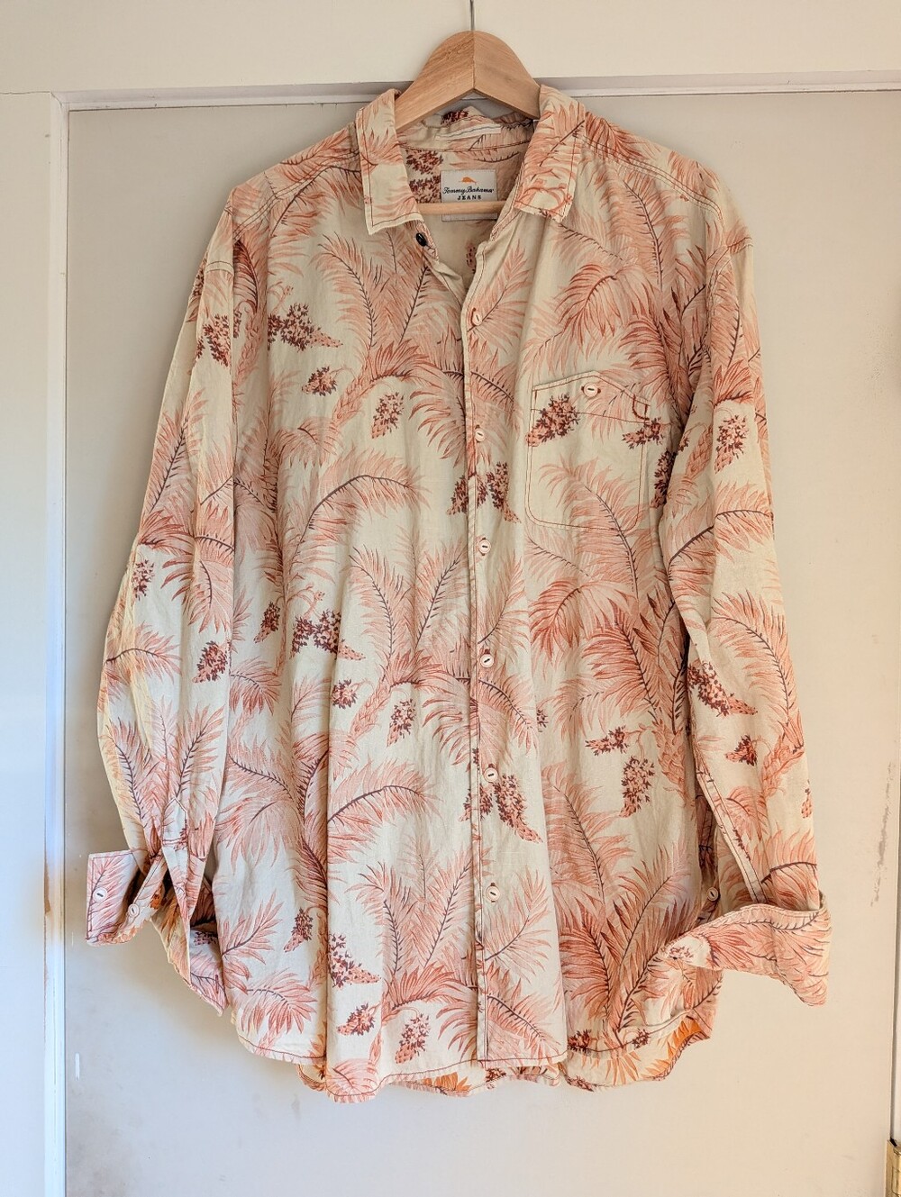 TOMMY BAHAMA Jeans XL Floral Pattern ISLAND CRAFTED Hawaiian Camp Casual Shirt